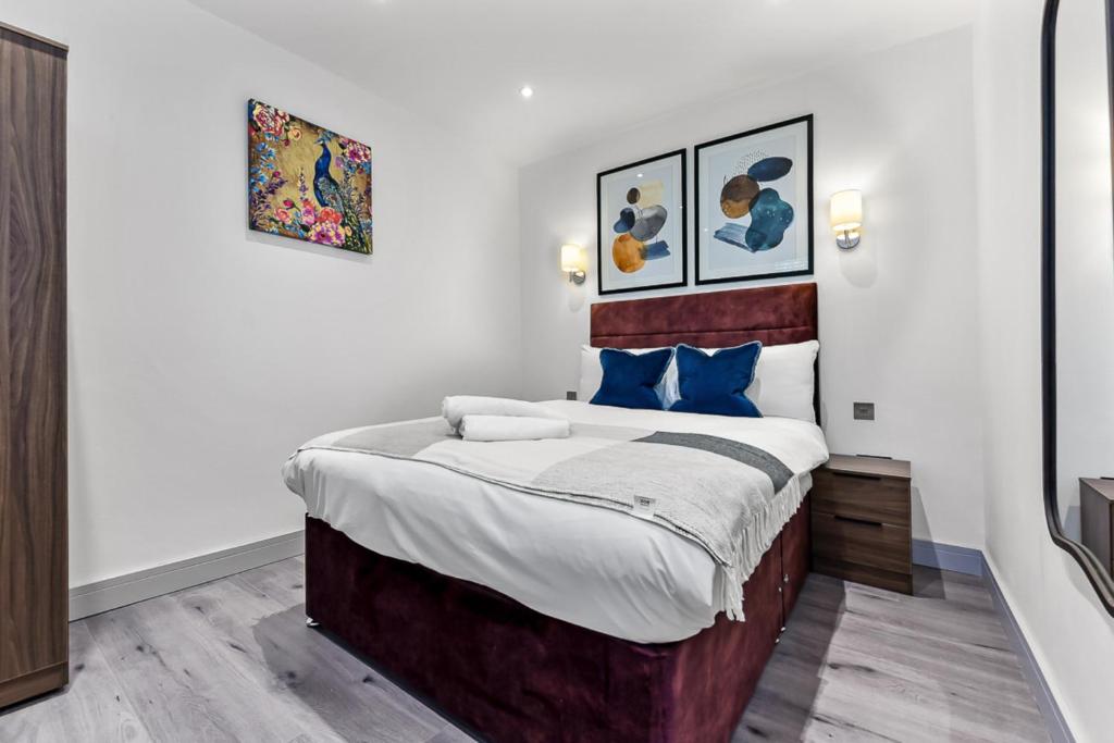 เตียงในห้องที่ Amazing 2 Bedroom Apartment in Greater London