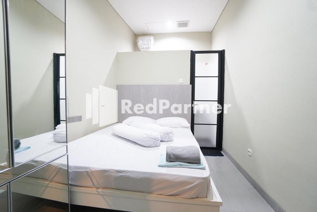 Postel nebo postele na pokoji v ubytování Tomang Gelong Guest House Syariah Mitra RedDoorz