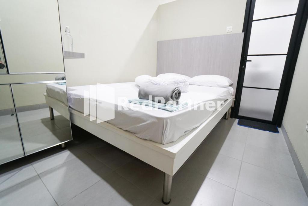 Postel nebo postele na pokoji v ubytování Tomang Gelong Guest House Syariah Mitra RedDoorz