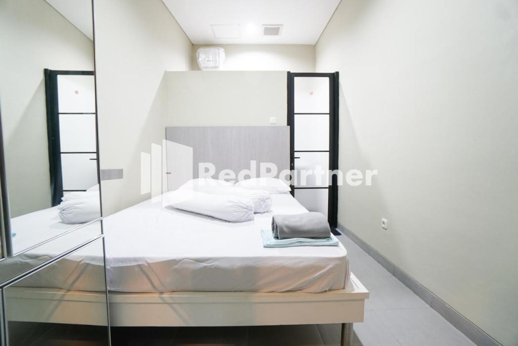 Postel nebo postele na pokoji v ubytování Tomang Gelong Guest House Syariah Mitra RedDoorz