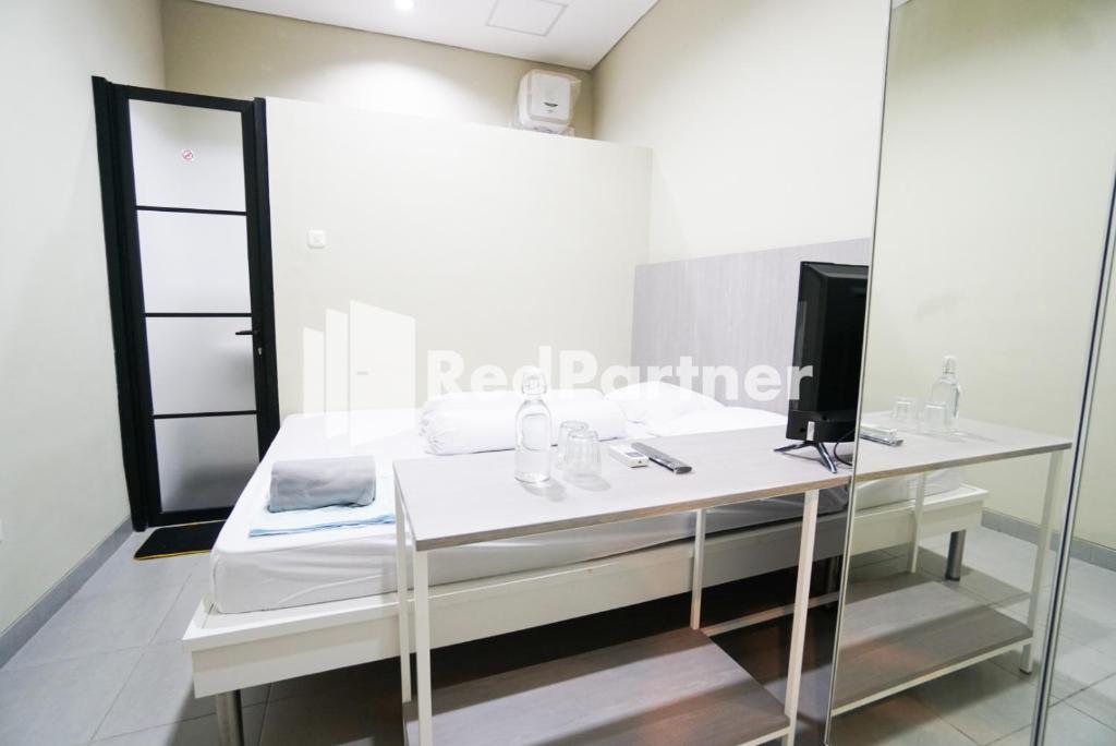 Postel nebo postele na pokoji v ubytování Tomang Gelong Guest House Syariah Mitra RedDoorz
