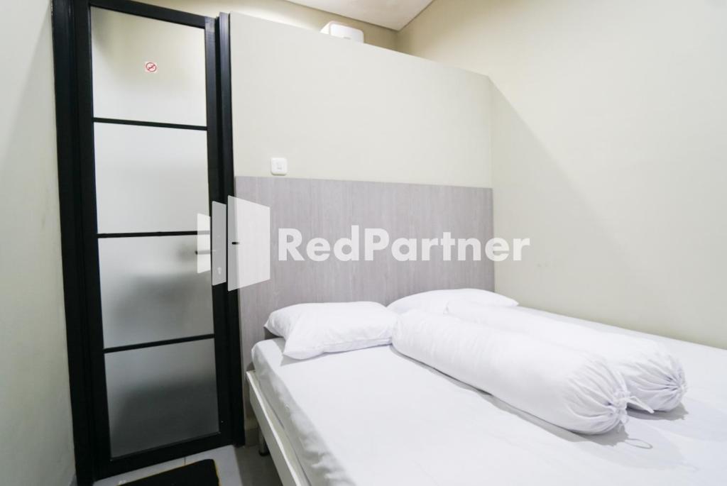 Postel nebo postele na pokoji v ubytování Tomang Gelong Guest House Syariah Mitra RedDoorz