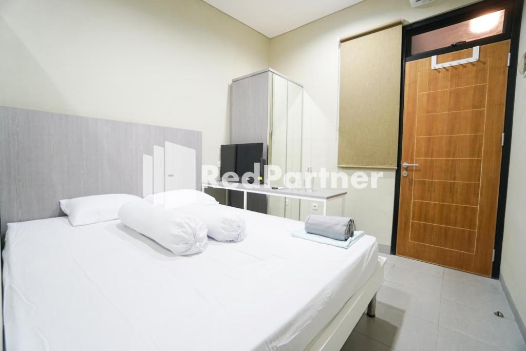 Postel nebo postele na pokoji v ubytování Tomang Gelong Guest House Syariah Mitra RedDoorz