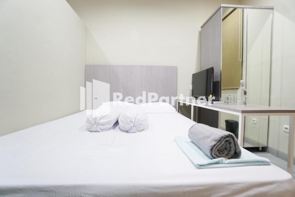 Postel nebo postele na pokoji v ubytování Tomang Gelong Guest House Syariah Mitra RedDoorz