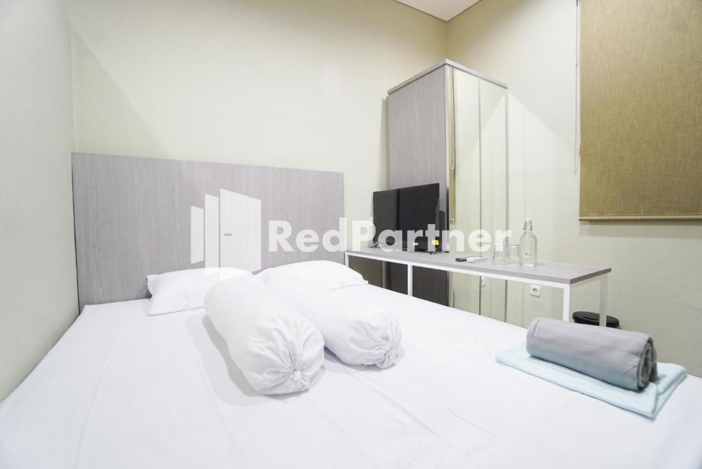 Postel nebo postele na pokoji v ubytování Tomang Gelong Guest House Syariah Mitra RedDoorz