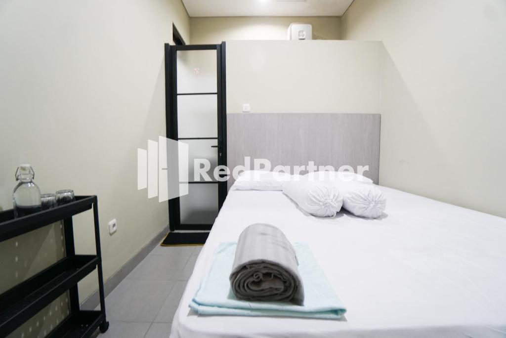 Postel nebo postele na pokoji v ubytování Tomang Gelong Guest House Syariah Mitra RedDoorz