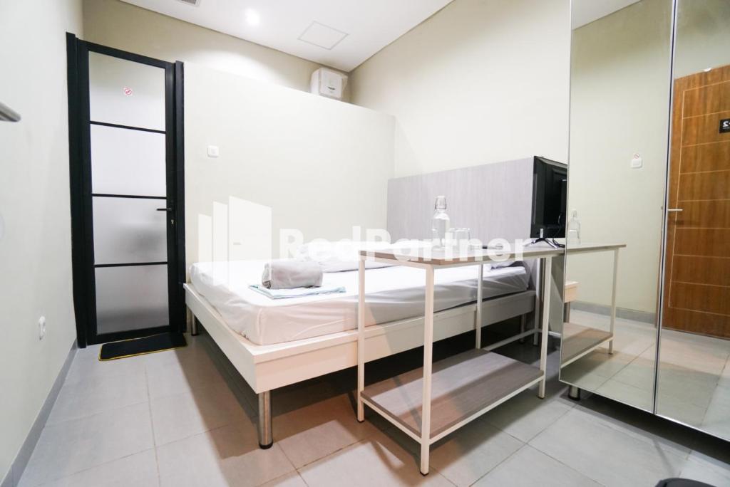 Postel nebo postele na pokoji v ubytování Tomang Gelong Guest House Syariah Mitra RedDoorz