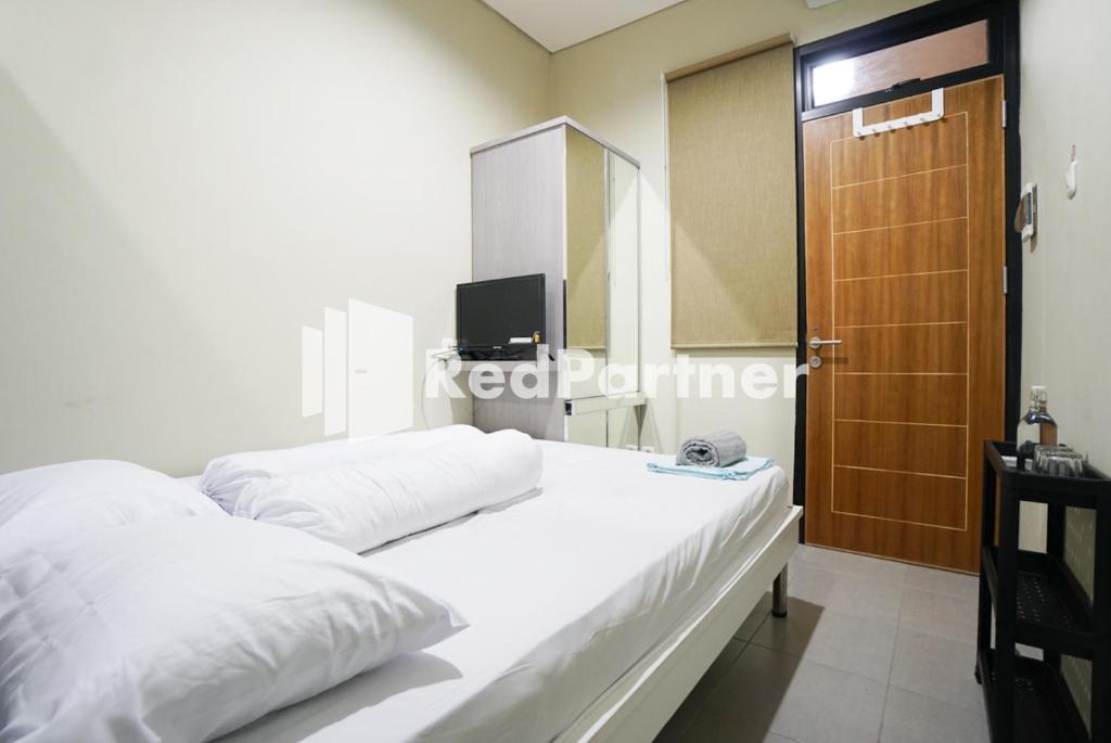 Postel nebo postele na pokoji v ubytování Tomang Gelong Guest House Syariah Mitra RedDoorz