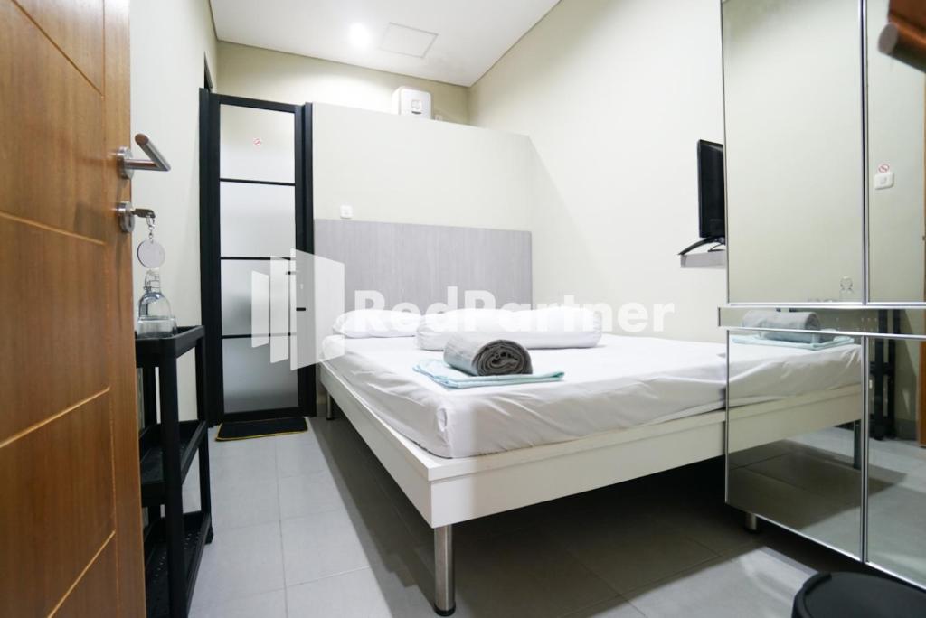 Postel nebo postele na pokoji v ubytování Tomang Gelong Guest House Syariah Mitra RedDoorz