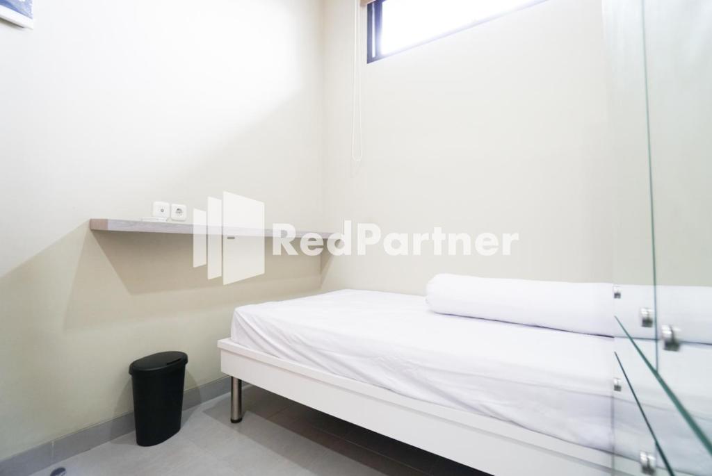 Postel nebo postele na pokoji v ubytování Tomang Gelong Guest House Syariah Mitra RedDoorz