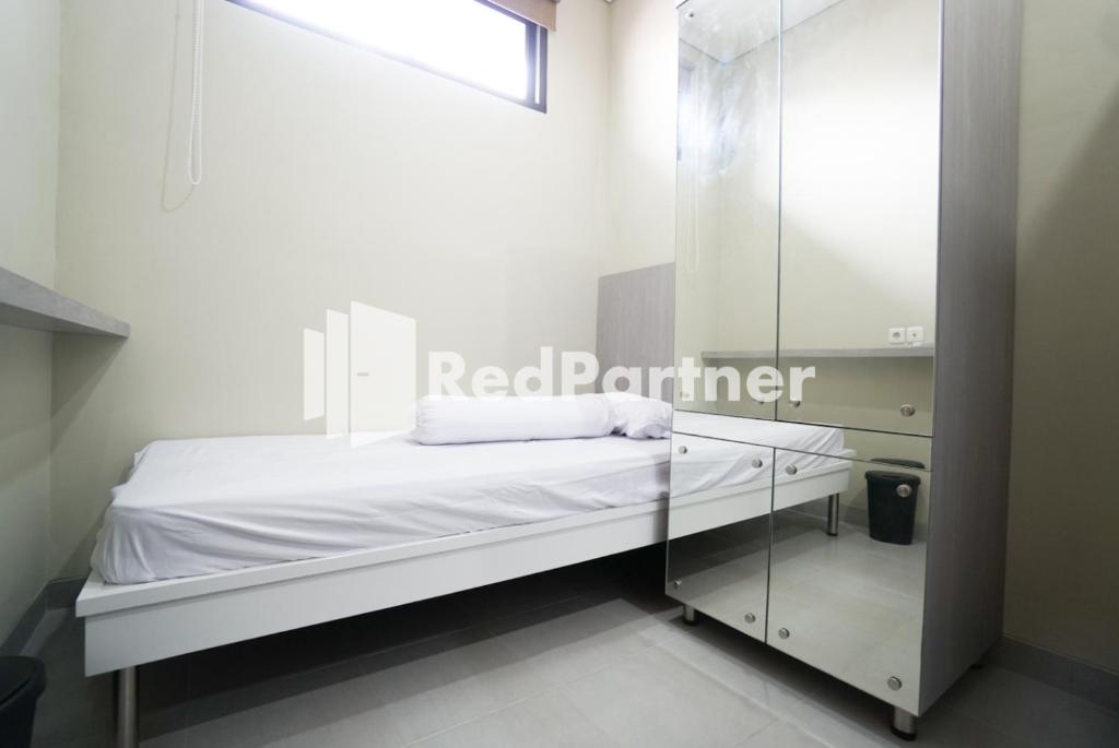 Postel nebo postele na pokoji v ubytování Tomang Gelong Guest House Syariah Mitra RedDoorz