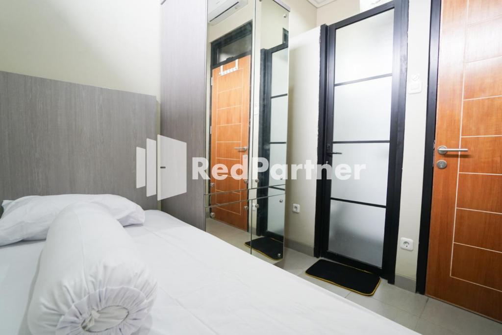 Postel nebo postele na pokoji v ubytování Tomang Gelong Guest House Syariah Mitra RedDoorz