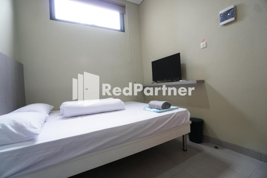 Postel nebo postele na pokoji v ubytování Tomang Gelong Guest House Syariah Mitra RedDoorz