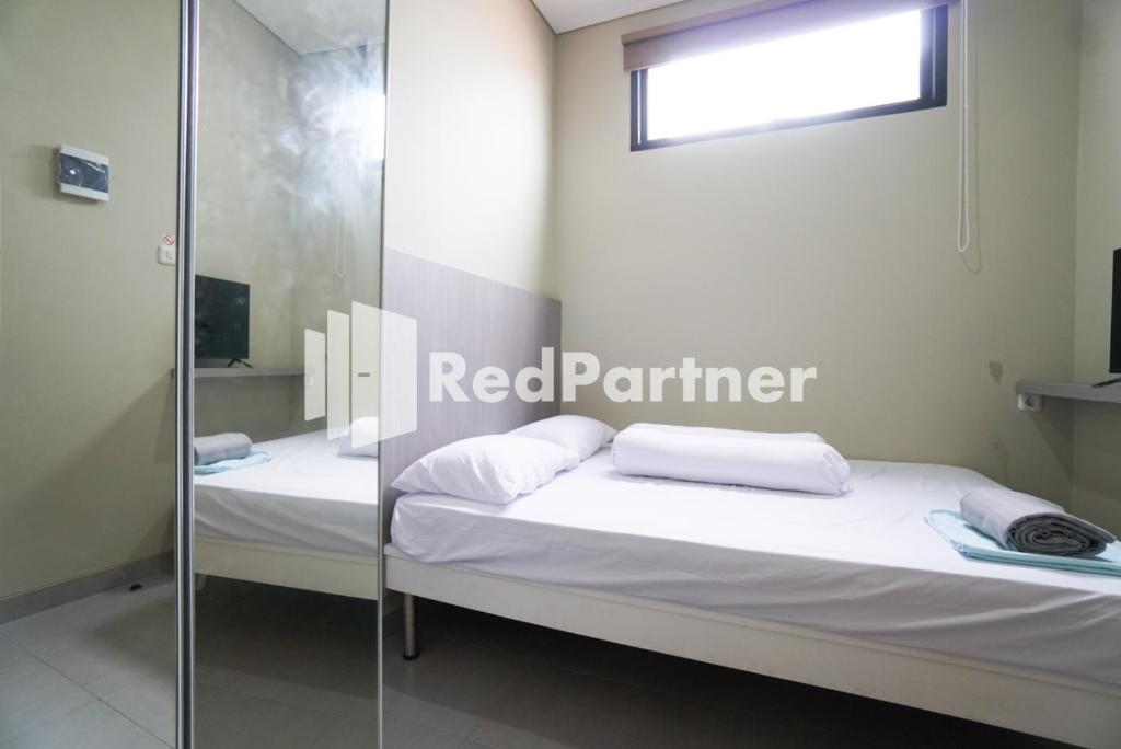 Postel nebo postele na pokoji v ubytování Tomang Gelong Guest House Syariah Mitra RedDoorz