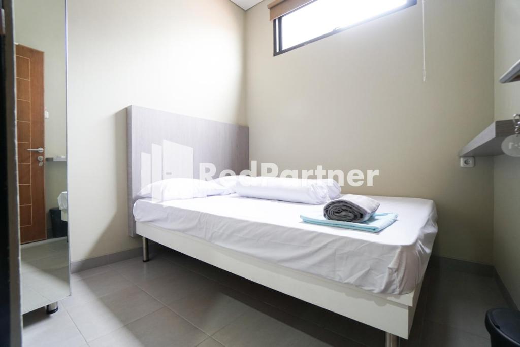 Postel nebo postele na pokoji v ubytování Tomang Gelong Guest House Syariah Mitra RedDoorz