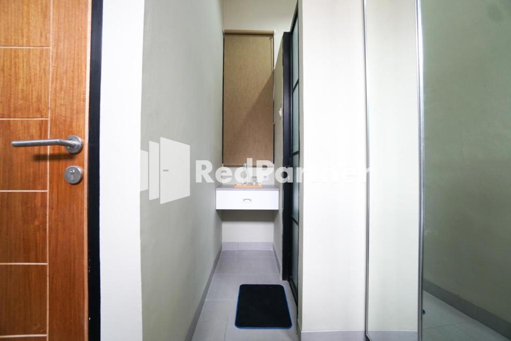 Postel nebo postele na pokoji v ubytování Tomang Gelong Guest House Syariah Mitra RedDoorz