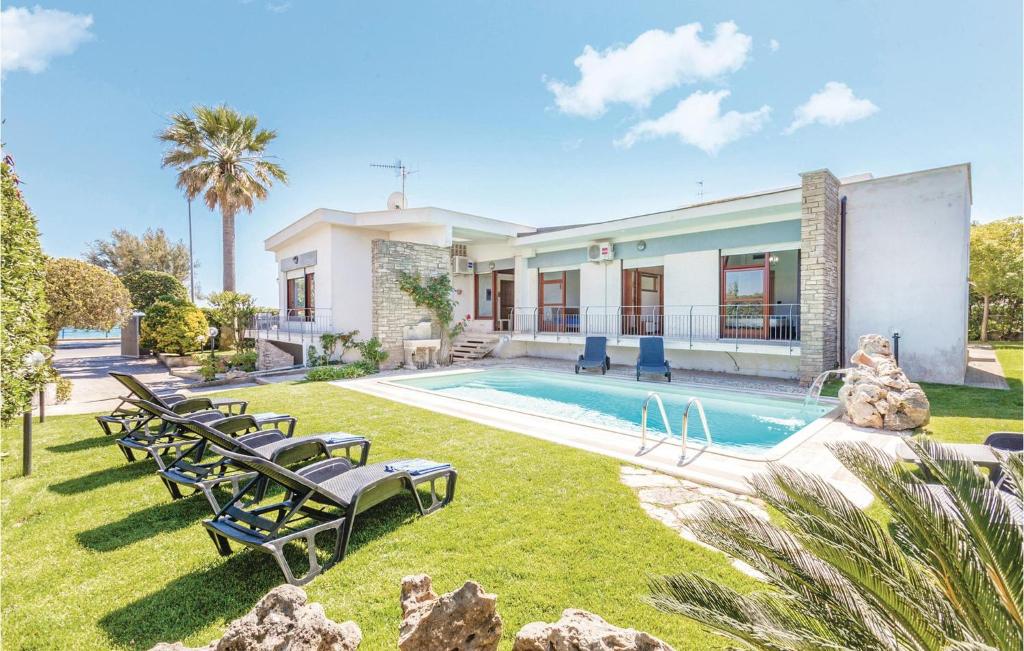 une villa avec une piscine et une pelouse dans l'établissement Awesome Home In Terracina lt With 6 Bedrooms, Wifi And Outdoor Swimming Pool, à Porto Badino