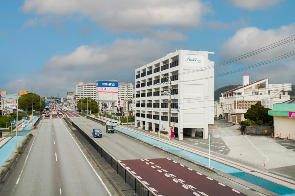 una calle vacía en una ciudad con un edificio en HOTEL HOUKLEA, en Nago