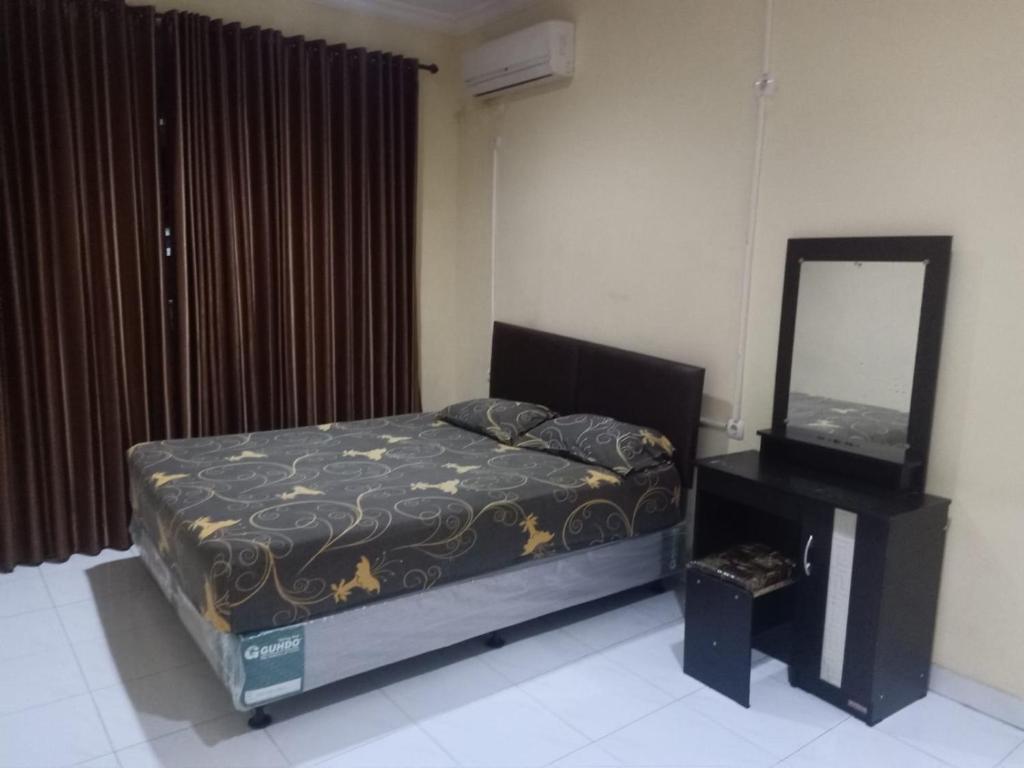 Postel nebo postele na pokoji v ubytování Cendana Mulia Hostel Bogor