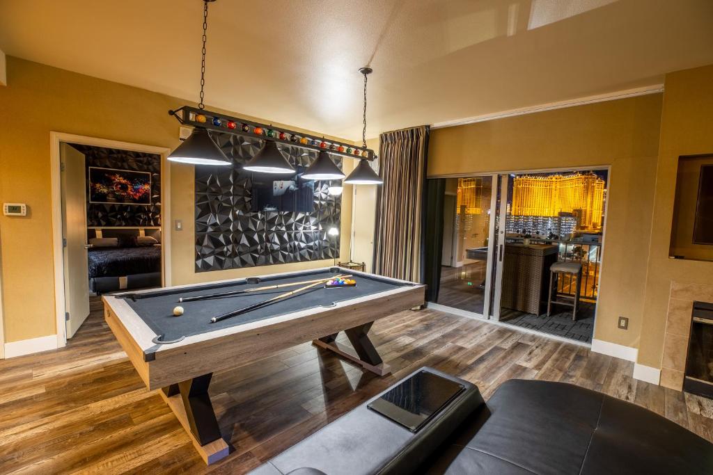 Biliár nebo kulečník v ubytování 2100 SqFt Penthouse Suite W/ Strip Views! POOL GYM