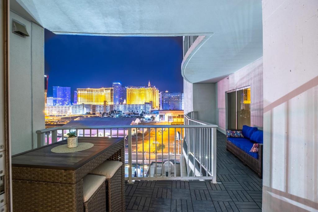 uma varanda com vista para a cidade à noite em 2100 SqFt Penthouse Suite W/ Strip Views! POOL GYM em Las Vegas