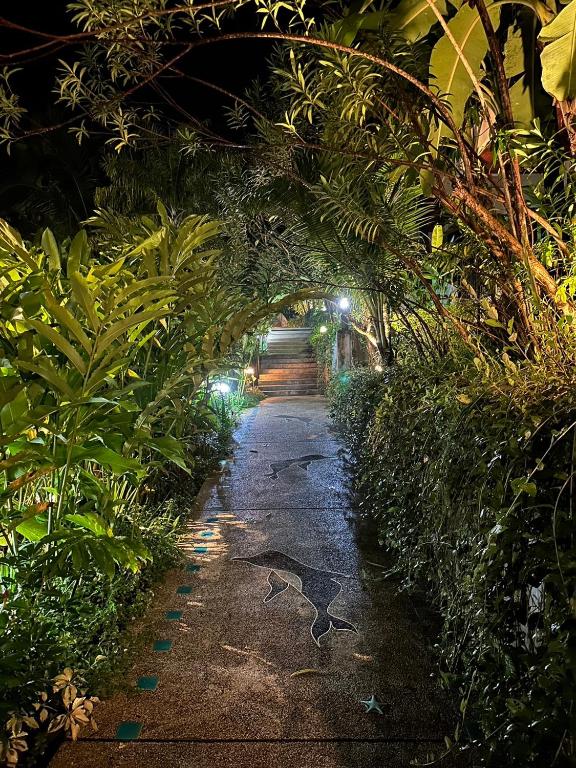 Zahrada ubytování Hula Hula Resort, Ao Nang