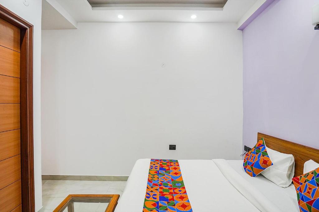 Postel nebo postele na pokoji v ubytování FabHotel Sunrise Sector 56