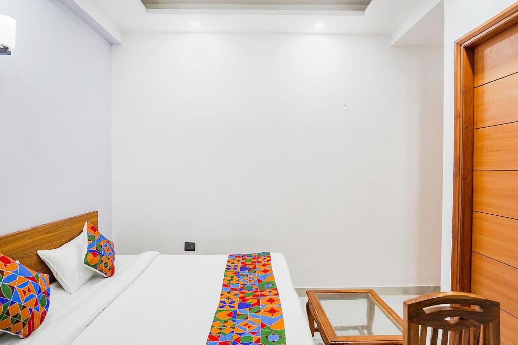 Postel nebo postele na pokoji v ubytování FabHotel Sunrise Sector 56