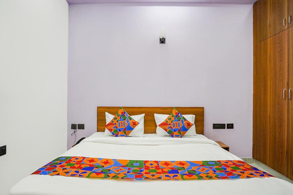 Postel nebo postele na pokoji v ubytování FabHotel Sunrise Sector 56