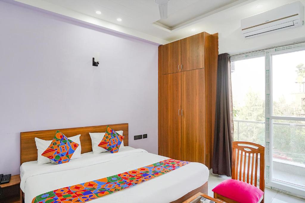 Postel nebo postele na pokoji v ubytování FabHotel Sunrise Sector 56
