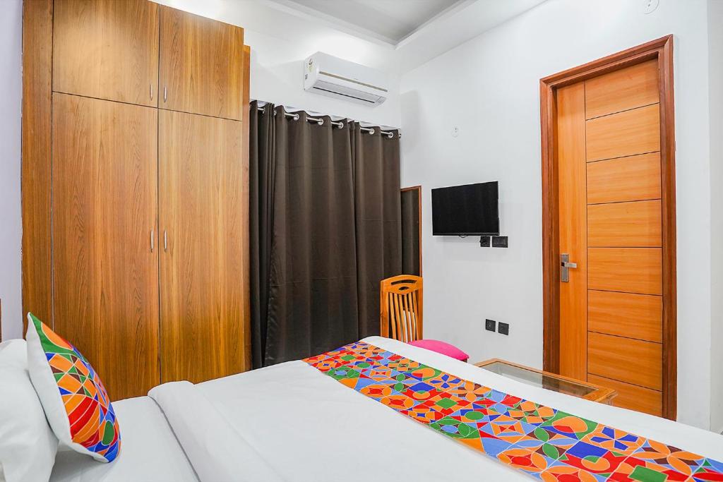 Postel nebo postele na pokoji v ubytování FabHotel Sunrise Sector 56