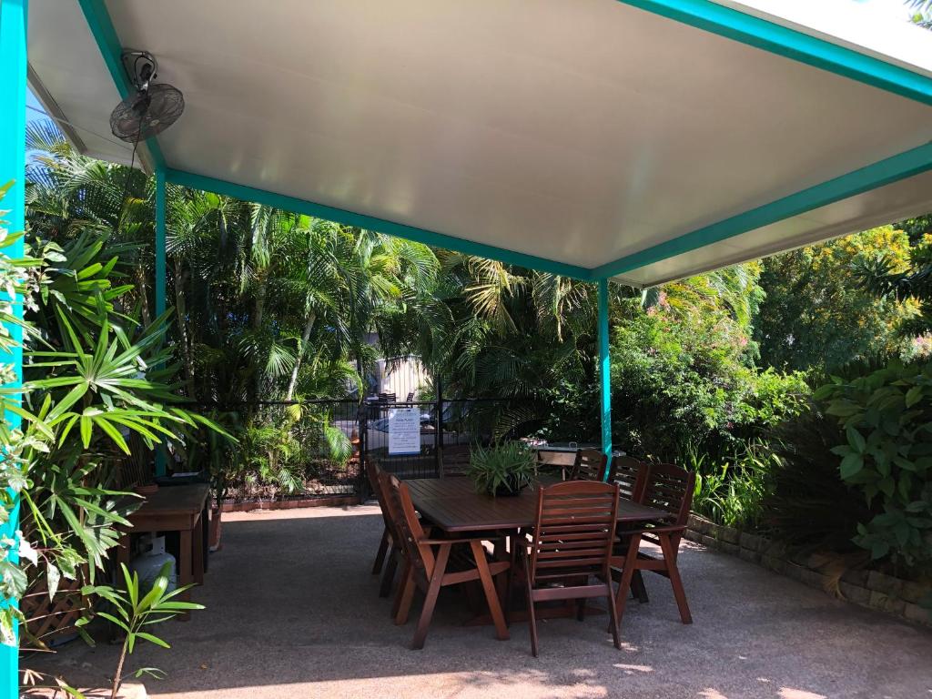 Zahrada ubytování Tropical Palms Resort & 4WD Hire