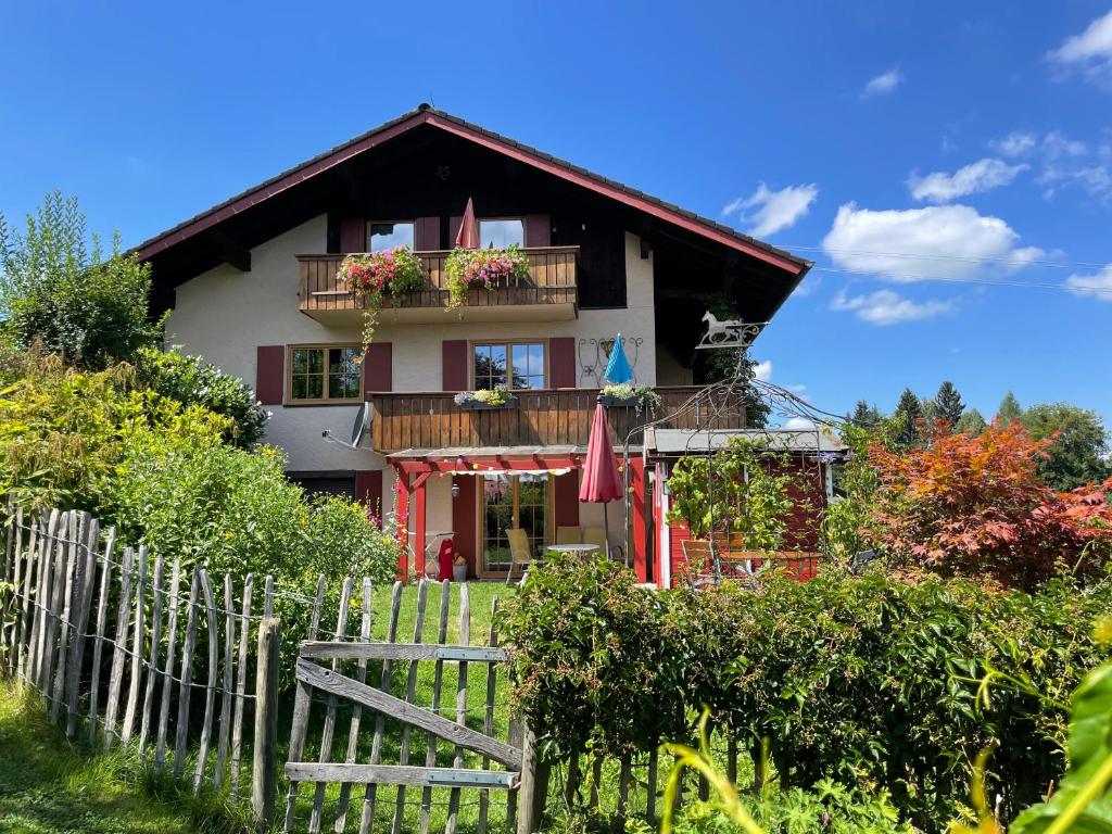 una casa con una valla delante de ella en Im- Oberland - Berg - KönigsCard, en Bad Kohlgrub