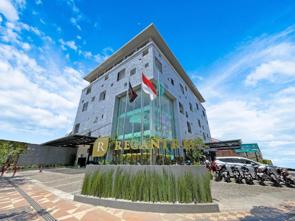 un edificio con motocicletas estacionadas frente a él en Regantris Surabaya, en Surabaya