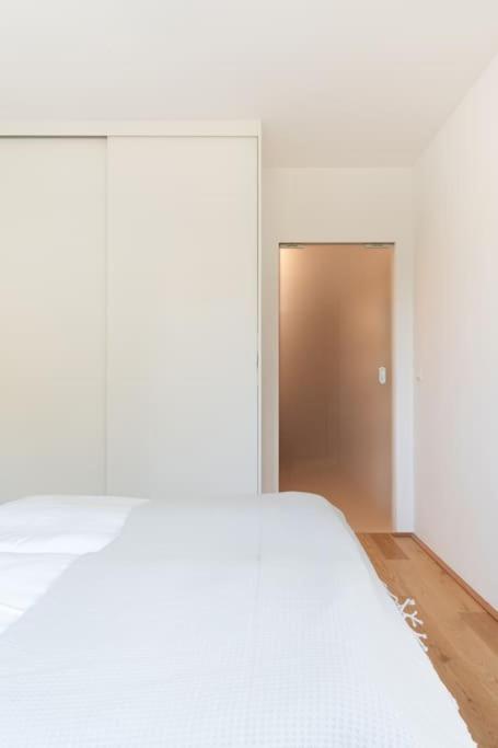 Łóżko lub łóżka w pokoju w obiekcie Grüne und zentrale Ruhelage im Neubau mit Balkon