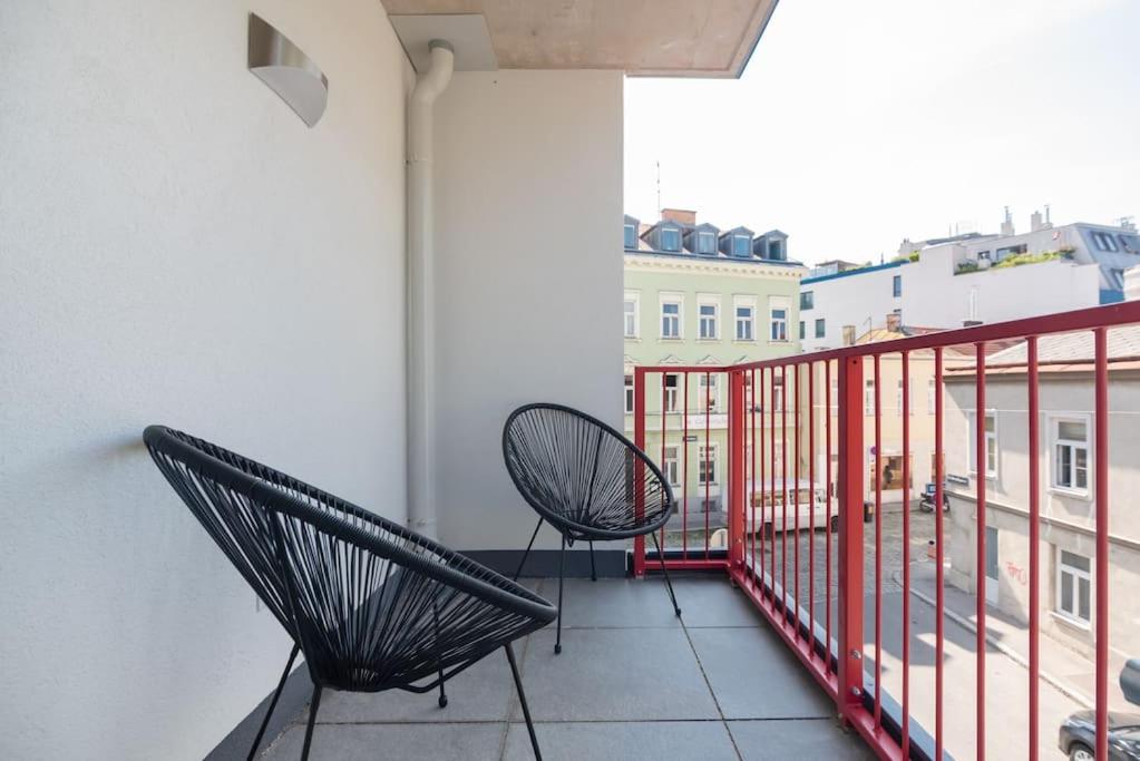 Balkon lub taras w obiekcie Grüne und zentrale Ruhelage im Neubau mit Balkon