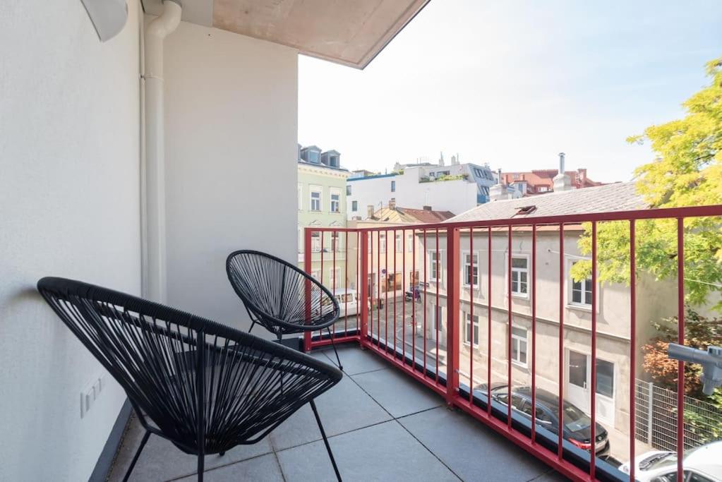 Balkon lub taras w obiekcie Grüne und zentrale Ruhelage im Neubau mit Balkon