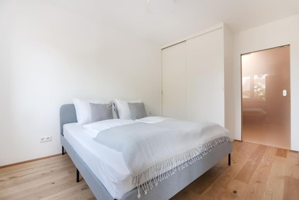 Łóżko lub łóżka w pokoju w obiekcie Grüne und zentrale Ruhelage im Neubau mit Balkon