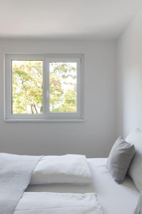 Łóżko lub łóżka w pokoju w obiekcie Grüne und zentrale Ruhelage im Neubau mit Balkon