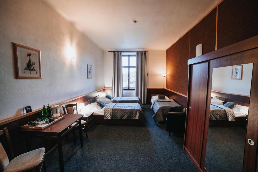 Ένα ή περισσότερα κρεβάτια σε δωμάτιο στο Hotel Centrum