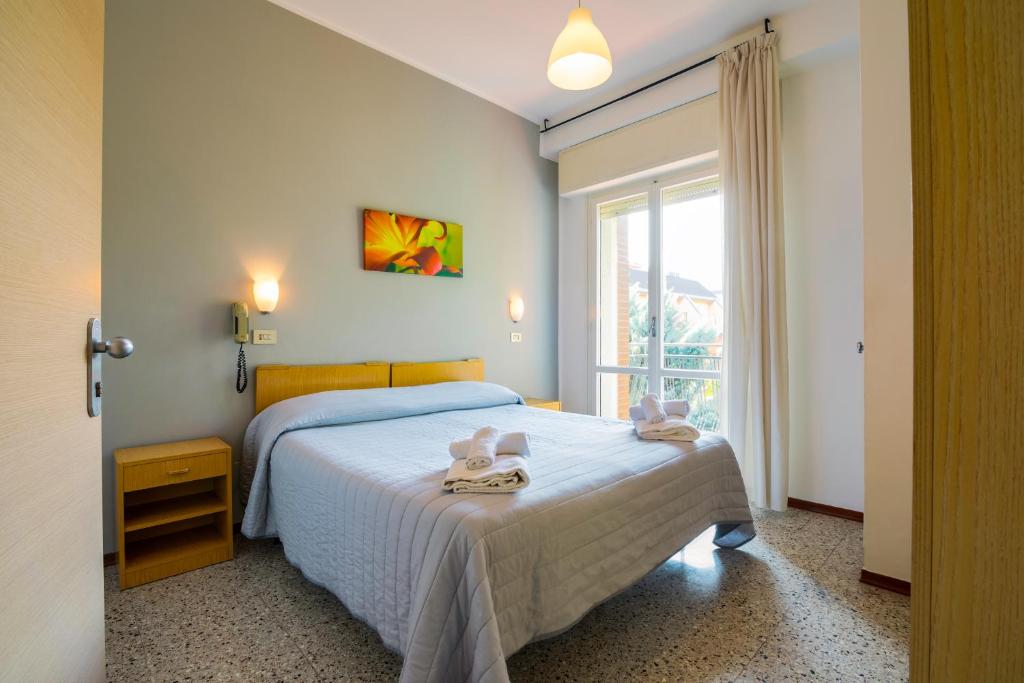 Posteľ alebo postele v izbe v ubytovaní Hotel Ausonia B&B RiMiNi