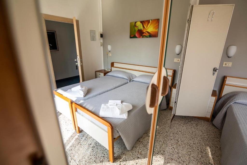 Posteľ alebo postele v izbe v ubytovaní Hotel Ausonia B&B RiMiNi