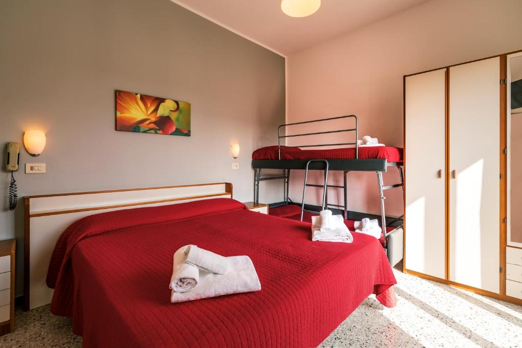 Posteľ alebo postele v izbe v ubytovaní Hotel Ausonia B&B RiMiNi