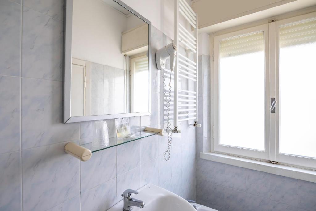 Kúpeľňa v ubytovaní Hotel Ausonia B&B RiMiNi