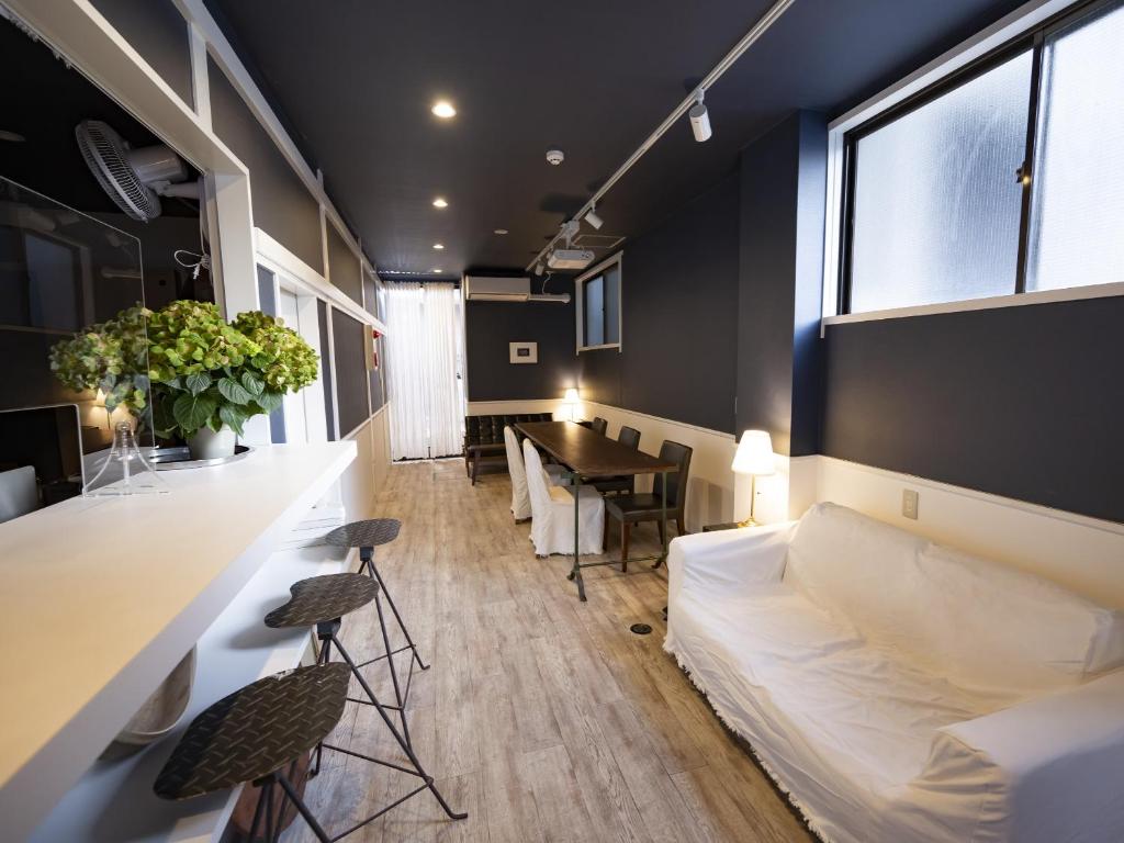 Habitación con cama, mesa y sillas. en Usatsuno Osu, en Nagoya