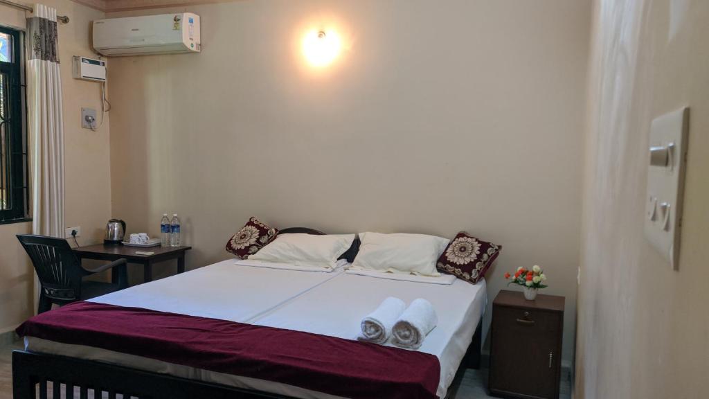 1 dormitorio con 1 cama y 1 mesa con silla en Perola Marinha, en Majorda