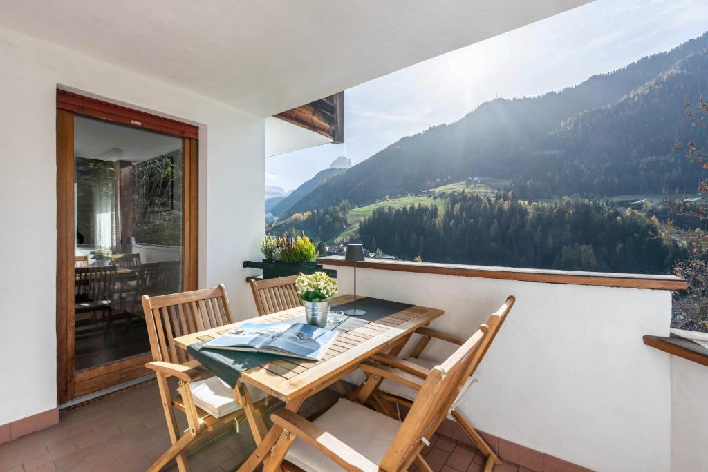 - Balcón con mesa y sillas y vistas a la montaña en Villa Erina App B, en Ortisei