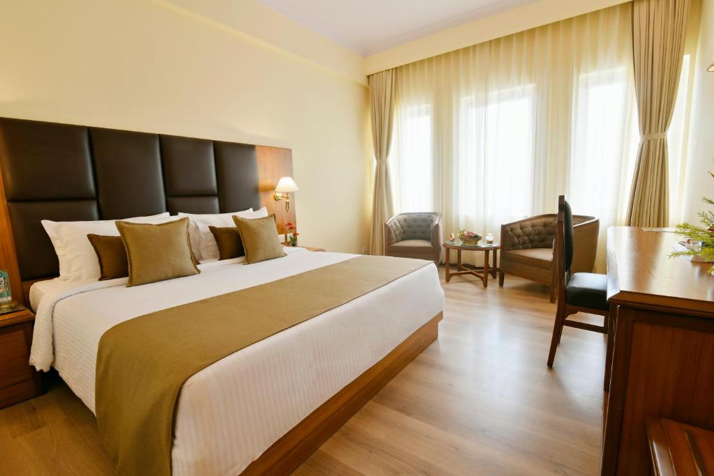 Postel nebo postele na pokoji v ubytování Peerless Hotel Kolkata