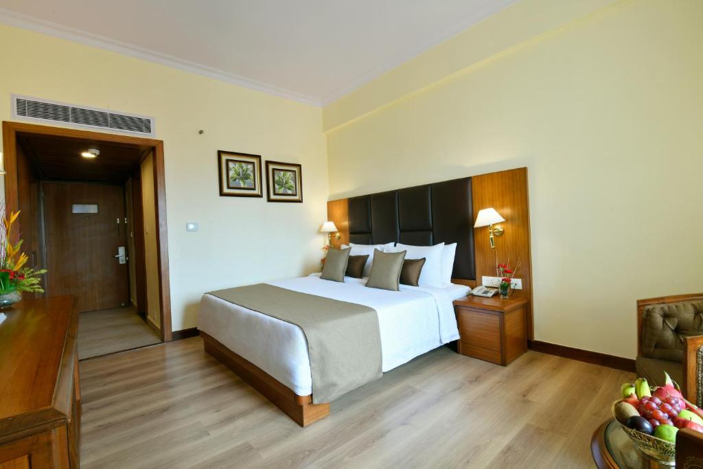 Postel nebo postele na pokoji v ubytování Peerless Hotel Kolkata