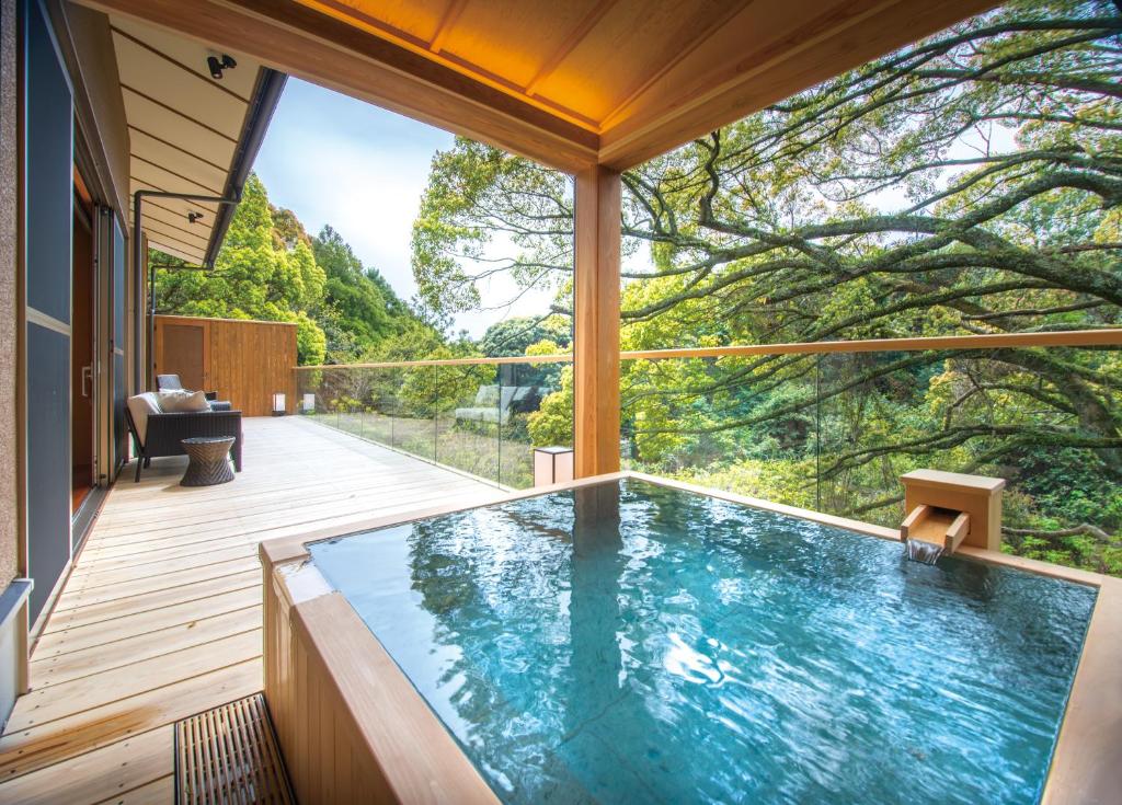 une grande piscine dans une maison avec terrasse dans l'établissement ABBA Resorts Izu - Zagyosoh, à Itō